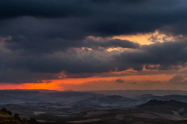 Maravilhosa Paisagem Siciliana Pôr Sol Durante Dia Nublado Mazzarino Caltanissetta — Fotografia de Stock
