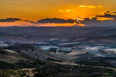 Güzel günbatımı, Mazzarino, Caltanissetta, Sicilya, Italya, Avrupa