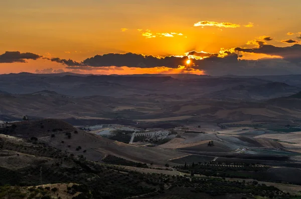 Güzel günbatımı, Mazzarino, Caltanissetta, Sicilya, Italya, Avrupa
