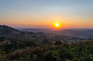 Harika yaz günbatımı, Mazzarino, Caltanissetta, Sicilya, Italya, Avrupa