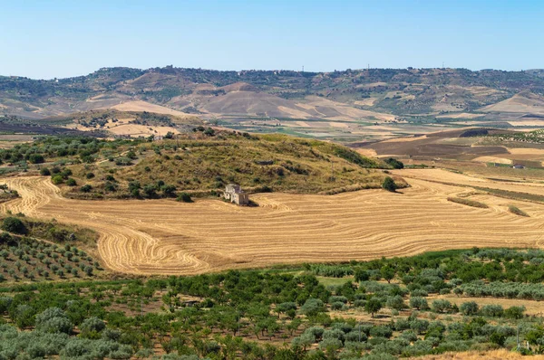 Harvest sonra güzel Sicilyalı peyzaj, Barrafranca, Enna, Sicilya, Italya, Avrupa