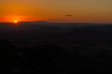Sicilya Hills, Mazzarino, Caltanissetta, Sicilya, Italya, Avrupa üzerinde harika Silhouette Sunset