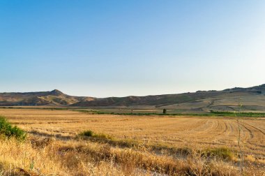Hasat sonrası Buğday Tarlaları ile Sicilya Manzara, Caltanissetta, Sicilya, İtalya, Avrupa
