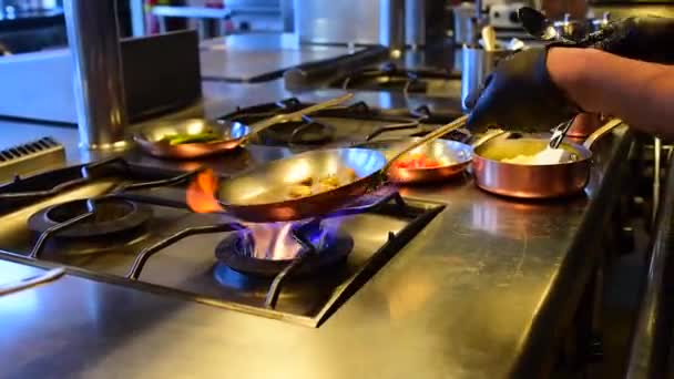 Restorandaki Şef Orta Boy Patatesleri Fırında Kızartıyor Patatesleri Havaya Fırlatıyor — Stok video