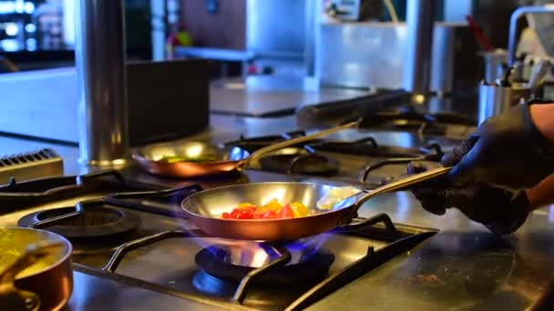 Chef Restaurante Fríe Tomates Cherry Amarillos Rojos Una Estufa Gas — Vídeos de Stock