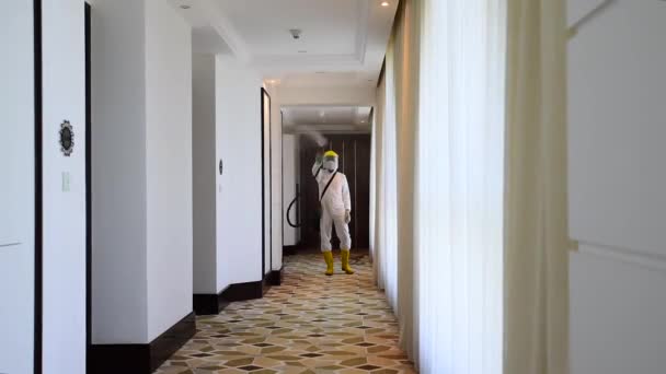 Мужчина Комбинезоне Проводит Санитарную Очистку Помещений Распыляет Дезинфицирующее Средство Воздух — стоковое видео