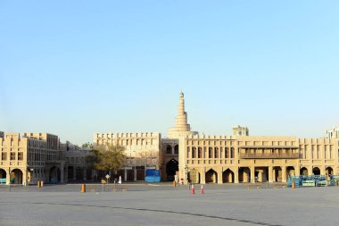 Souq Waqif karantina sırasında. Marketin önündeki boş alan. Dükkanlar ve kafeler çalışmıyor. Gün batımı. Turuncu Gökyüzü Camii