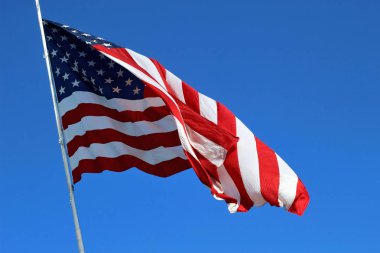 Rüzgarda esen Amerikan bayrağının yakın çekim.