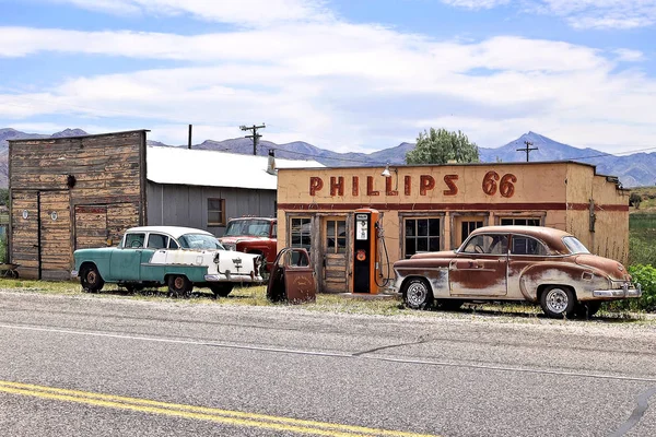 Old Rusting Vintage Cars Front Old Gas Station — Stock Photo, Image