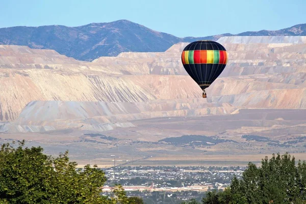 Balon Gorącym Powietrzu Unosi Się Obok Kopalni Bingham Canyon Utah Obrazy Stockowe bez tantiem