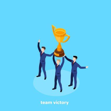 Takım elbiseli adamlar bir kupayı bir arada tutarlar, izometrik bir görüntü.