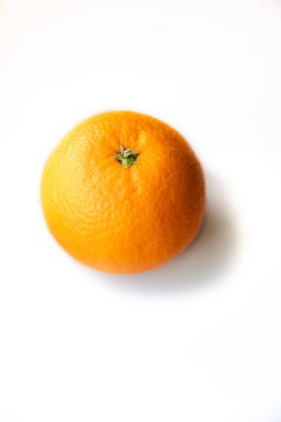 Bir organik çiğ turuncu beyaz izole arkaplan