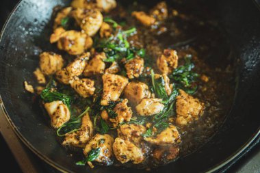 Tayland fesleğeni tavada kontrol edildi