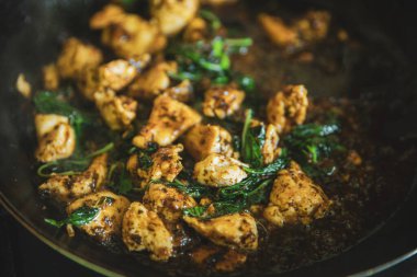 Tayland fesleğeni tavada kontrol edildi