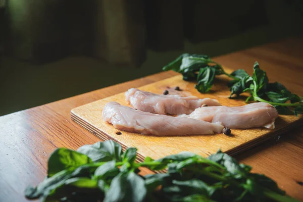 Rodajas de carne de pollo cruda sobre fondo de madera — Foto de Stock