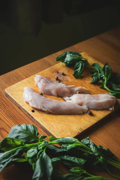 Rodajas de carne de pollo cruda sobre fondo de madera — Foto de Stock