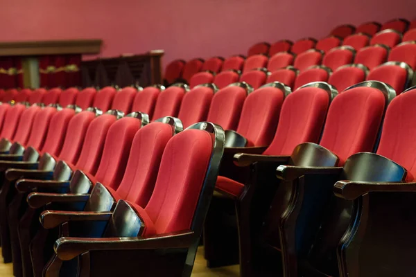 Burgundy kırmızısı kadife koltukları gösteriden önce güzel sandalyeler olan ziyaretçiler için tiyatro salonu — Stok fotoğraf