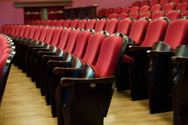 Театральный зал для посетителей с красивыми стульями бордово-красных бархатных стульев перед спектаклем — стоковое фото