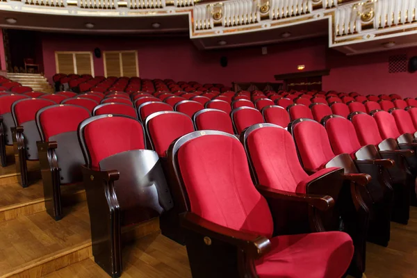 Salę dla Gościom piękne krzesła krzesła velvet-burgundowy przed koncertem — Zdjęcie stockowe
