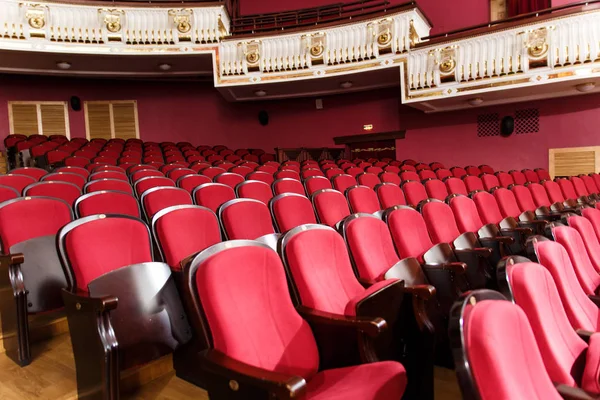 Sala de teatro para visitantes con hermosas sillas de terciopelo rojo borgoña sillas antes del espectáculo — Foto de Stock
