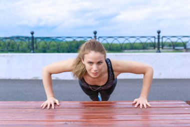 Limanda bankta şınav kız atlet.