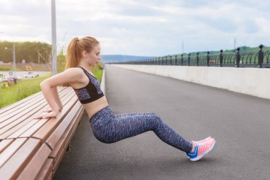 Limanda bankta şınav kız atlet.