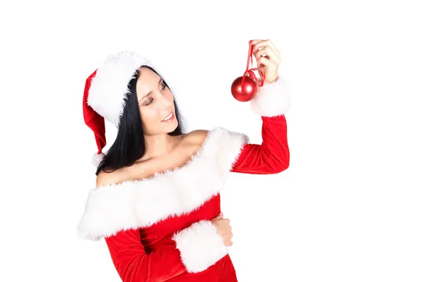 美丽的女孩圣诞老人与深色的头发在西装在白色背景保持球装饰红色在白色背景 — 图库照片