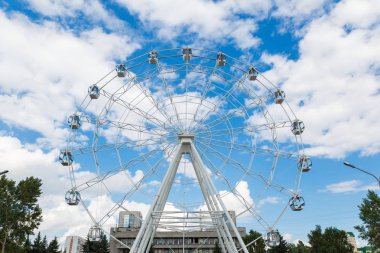 Dönme dolap mavi gökyüzü ve bulutlar karşı. Ate dönme