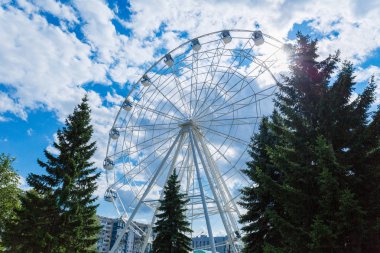 Dönme dolap mavi gökyüzü ve bulutlar karşı. Ate dönme