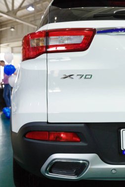 Karşılıklı bir Otomobil Fuarı, arabada satarken iki İşadamlarından yakın çekim