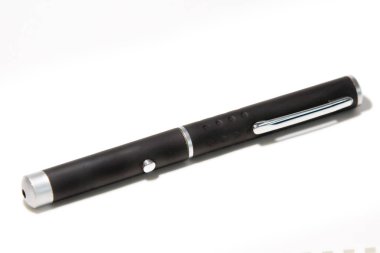 Beyaz bir arka plan üzerinde izole yeşil lazer pointer