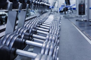 Halter salonunda satırlarının. tek renkli renk tonu ve parlamayı güneş