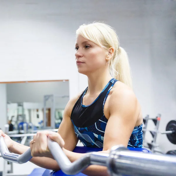 Una Joven Atleta Con Pelo Rubio Realiza Ejercicio Con Bar — Foto de Stock