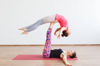 Kızlar akrobatik egzersiz spor salonunda gerçekleştirmek.