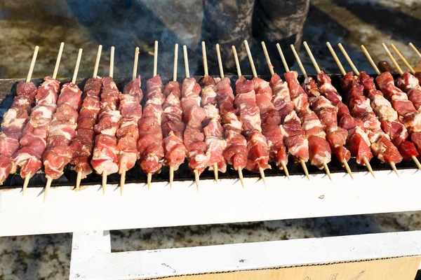 La viande marinée est rôtie sur les charbons dans le barbecue — Photo