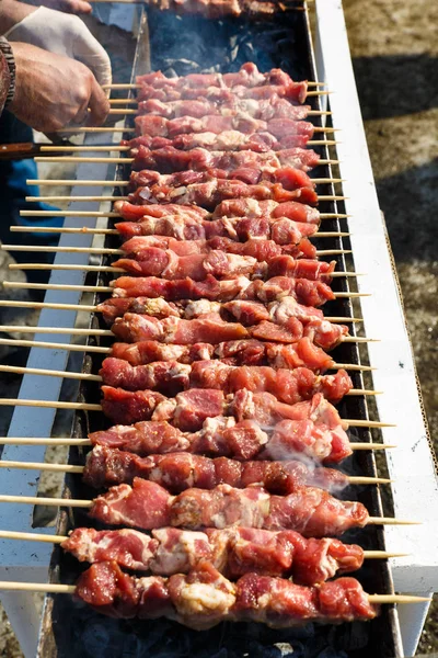 Маринованное мясо жарят на углях в барбекю — стоковое фото