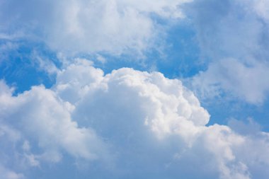 Gökyüzünde kalın bulutlar. Bulutlu hava bulutlu ve bulutlu. Gökyüzü bulutları üzerinde.