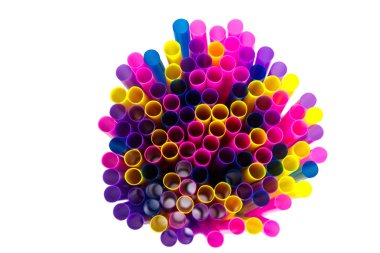 Beyaz bir arka plan üzerinde kokteyller içmek için renkli pipetler seti. Yalıt. Kokteyl için renkli pipetler. Renkli tüplerin arka planı.