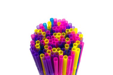 Beyaz bir arka plan üzerinde kokteyller içmek için renkli pipetler seti. Yalıt. Kokteyl için renkli pipetler. Renkli tüplerin arka planı.