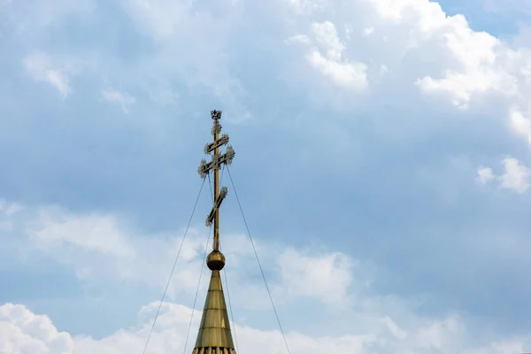 The concept of faith in God: Orthodox cross against a cloudy sky. — Stock Photo, Image