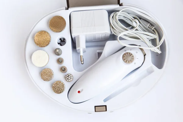 Máquina de manicura eléctrica y un conjunto de accesorios para el tratamiento de uñas . — Foto de Stock