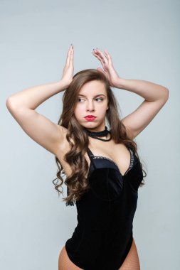 Güzel kız fishnet külotlu çorap hafif bir arka plan üzerinde dans. Ciddi bir görünüm kızlar