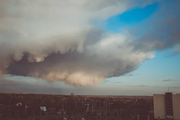 Nuages orageux au-dessus du sol. Traitement de l'art. Nuages orageux et ciel . — Photo