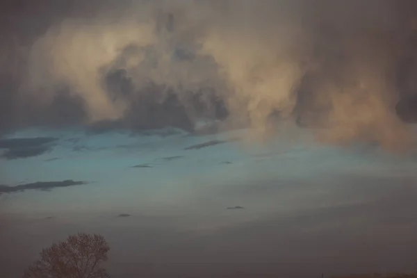 Viharfelhők a föld felett. Művészeti feldolgozás. Viharfelhők és az ég. — Stock Fotó