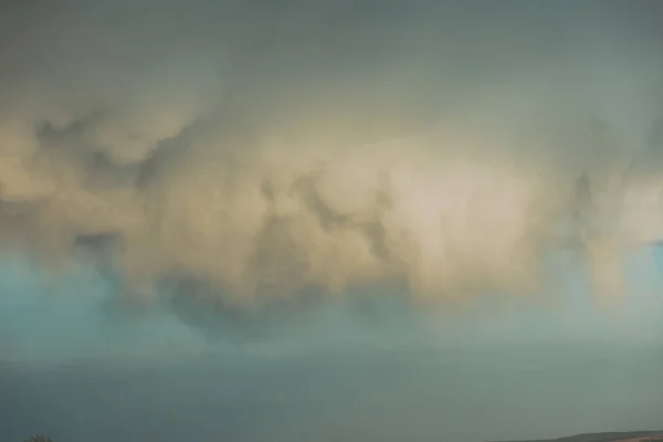 Gewitterwolken über dem Boden. Kunstverarbeitung. Gewitterwolken und Himmel. — Stockfoto