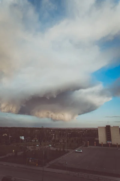 Gewitterwolken über dem Boden. Kunstverarbeitung. Gewitterwolken und Himmel. — Stockfoto