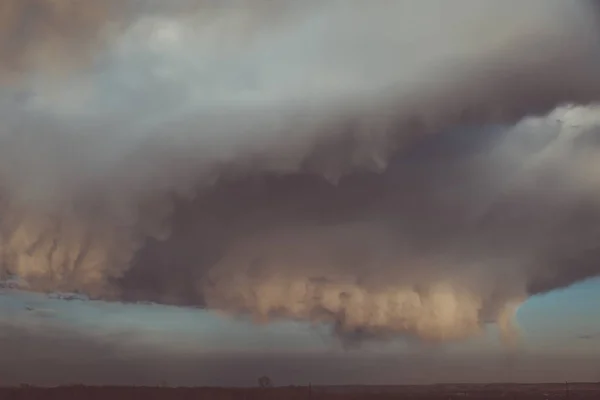 Storm wolken boven de grond. Kunst verwerking. Storm wolken en hemel. — Stockfoto