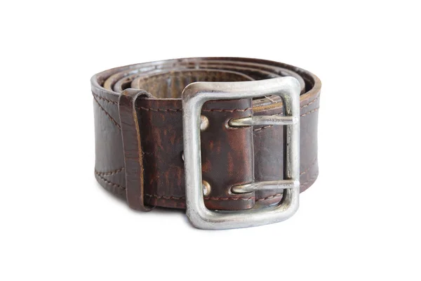 Cinturón militar de cuero marrón sobre fondo blanco. Un cinturón militar. Cinturón de pantalón de soldado. Aislado . —  Fotos de Stock
