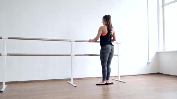 Молодая Девушка Начинающая Танцовщица Балетные Упражнения Студии Выполняет Балерина Пышными — стоковое видео