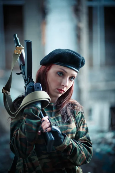 Chica soldado de uniforme. La chica de la boina negra. Camiseta de camuflaje en la chica . — Foto de Stock